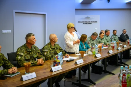 Zdjęcie przedstawia uczestników wizytacji przejść granicznych