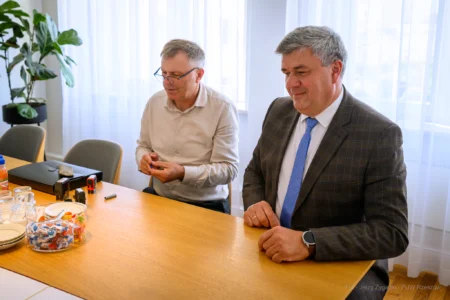 Zdjęcie przedstawia uczestników uroczystości podpisania umów