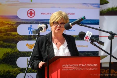 Zdjęcie przedstawia uczestników uroczystości