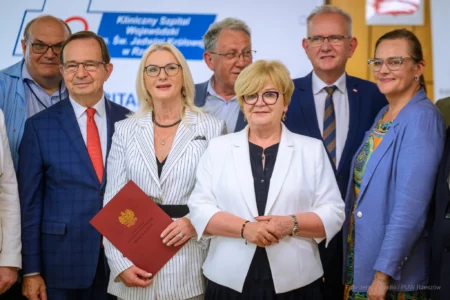 Zdjęcie przedstawia uczestników uroczystości