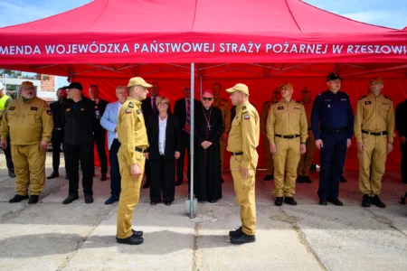 Zdjęcie przedstawia uczestników uroczystości