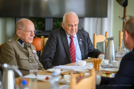 Zdjęcie przedstawia uczestników posiedzenia wojewódzkiej rady kombatanckiej