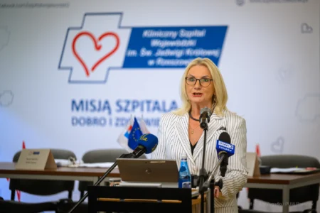 Zdjęcie przedstawia uczestników uroczystości