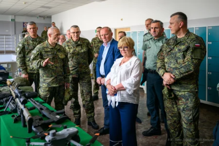 Zdjęcie przedstawia uczestników wizytacji przejść granicznych