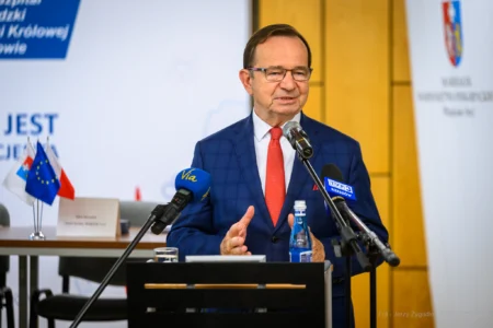 Zdjęcie przedstawia uczestników uroczystości