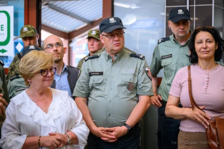 Zdjęcie przedstawia uczestników wizytacji przejść granicznych