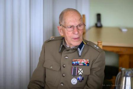 Zdjęcie przedstawia uczestników posiedzenia wojewódzkiej rady kombatanckiej
