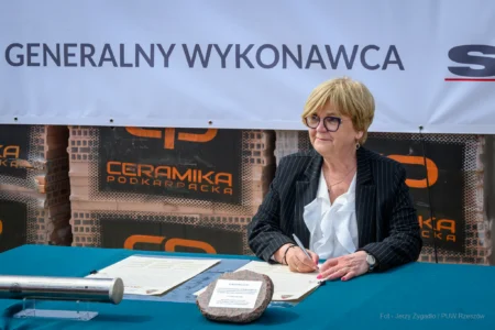 Zdjęcie przedstawia uczestników uroczystości