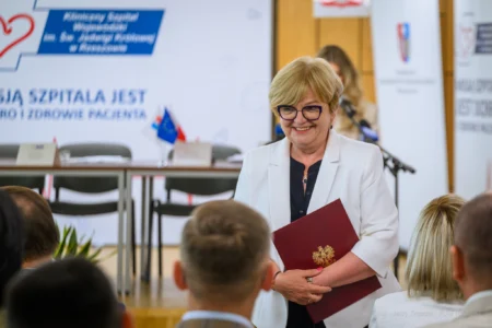 Zdjęcie przedstawia uczestników uroczystości