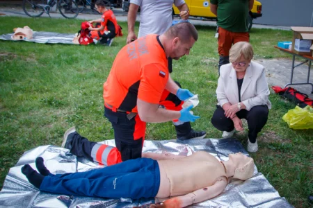Zdjęcia przedstawiają uczestników krajowego treningu pierwszej pomocy