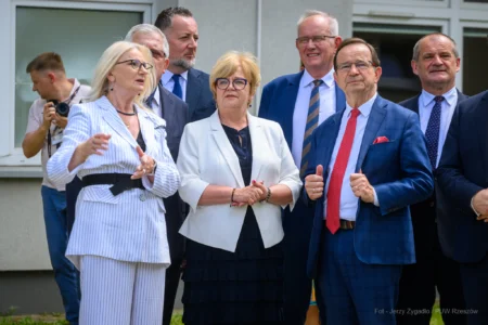 Zdjęcie przedstawia uczestników uroczystości