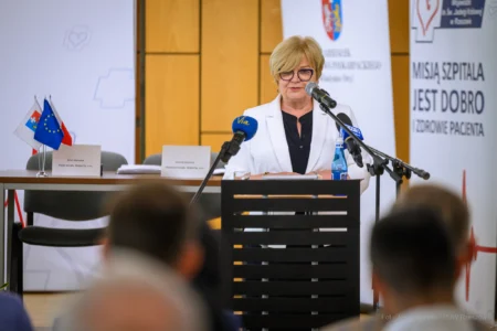Zdjęcie przedstawia uczestników uroczystości