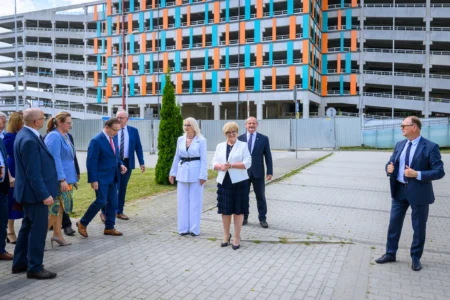 Zdjęcie przedstawia uczestników uroczystości