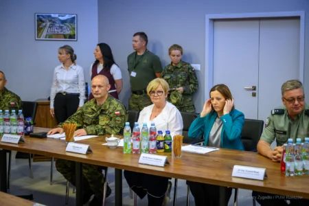 Zdjęcie przedstawia uczestników wizytacji przejść granicznych