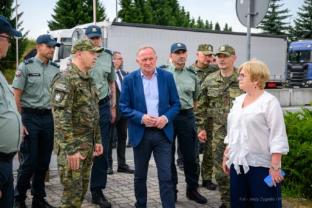 Zdjęcie przedstawia uczestników wizytacji przejść granicznych