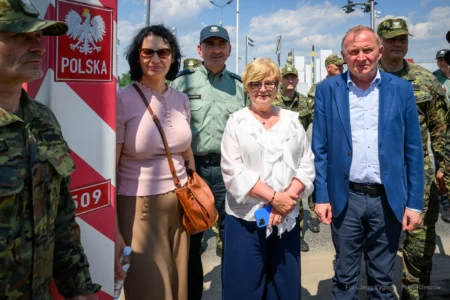 Zdjęcie przedstawia uczestników wizytacji przejść granicznych