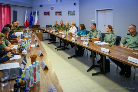 Zdjęcie przedstawia uczestników wizytacji przejść granicznych