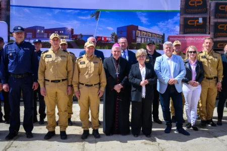 Zdjęcie przedstawia uczestników uroczystości
