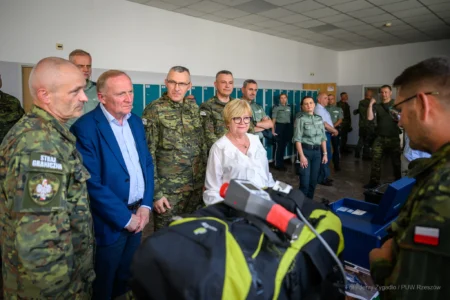 Zdjęcie przedstawia uczestników wizytacji przejść granicznych