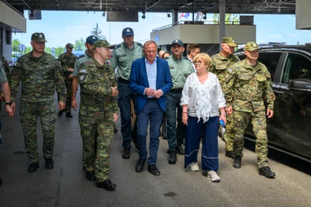 Zdjęcie przedstawia uczestników wizytacji przejść granicznych
