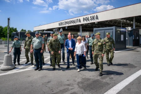 Zdjęcie przedstawia uczestników wizytacji przejść granicznych