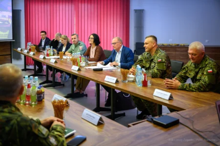 Zdjęcie przedstawia uczestników wizytacji przejść granicznych