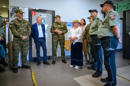 Zdjęcie przedstawia uczestników wizytacji przejść granicznych