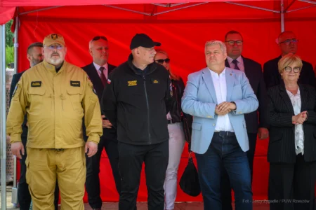 Zdjęcie przedstawia uczestników uroczystości
