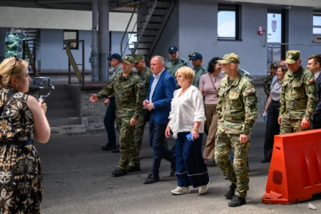 Zdjęcie przedstawia uczestników wizytacji przejść granicznych