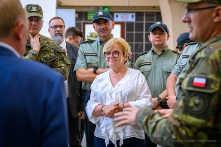 Zdjęcie przedstawia uczestników wizytacji przejść granicznych