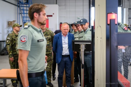 Zdjęcie przedstawia uczestników wizytacji przejść granicznych