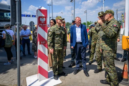 Zdjęcie przedstawia uczestników wizytacji przejść granicznych