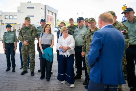 Zdjęcie przedstawia uczestników wizytacji przejść granicznych