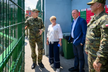 Zdjęcie przedstawia uczestników wizytacji przejść granicznych
