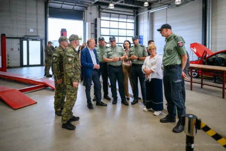 Zdjęcie przedstawia uczestników wizytacji przejść granicznych