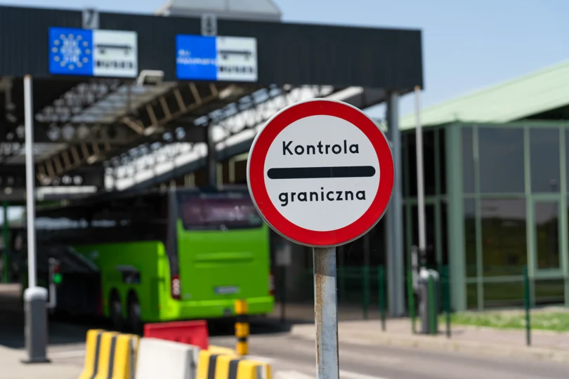 Zdjęcie przedstawia fragment przejścia granicznego i znak: Kontrola Graniczna