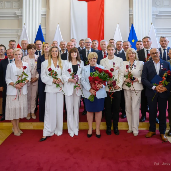 Zdjęcie przedstawia uczestników wręczenia odznaczeń państwowych