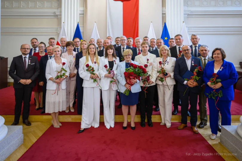 Zdjęcie przedstawia uczestników wręczenia odznaczeń państwowych