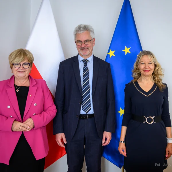 Zdjęcie przedstawia wojewodę podkarpackiego Teresę Kubas-Hul, Martina Gärtnera, Konsula Generalnego Republiki Austrii w Krakowie oraz dr Ewę Cwanek-Florek – kierownik i opiekun naukową Biblioteki Austriackiej w Rzeszowie.