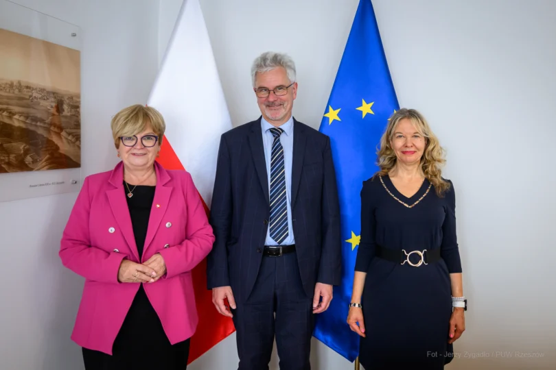 Zdjęcie przedstawia wojewodę podkarpackiego Teresę Kubas-Hul, Martina Gärtnera, Konsula Generalnego Republiki Austrii w Krakowie oraz dr Ewę Cwanek-Florek – kierownik i opiekun naukową Biblioteki Austriackiej w Rzeszowie.
