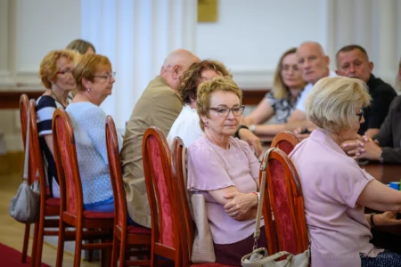 Zdjęcie przedstawia uczestników uroczystości podpisania umów