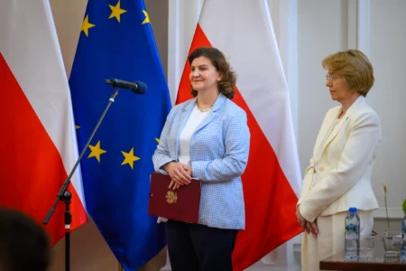 Zdjęcie przedstawia uczestników uroczystości podpisania umów