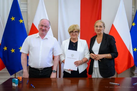 Zdjęcie przedstawia uczestników uroczystości podpisania umów