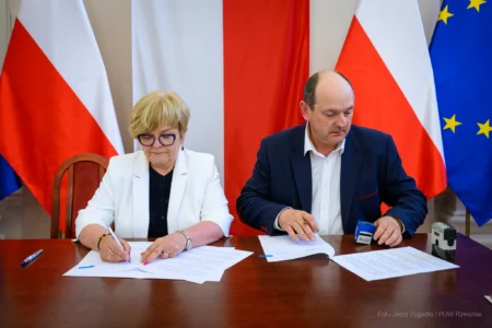 Zdjęcie przedstawia uczestników uroczystości podpisania umów