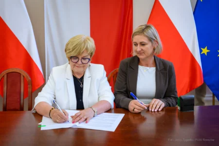 Zdjęcie przedstawia uczestników uroczystości podpisania umów