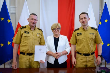 Zdjęcie przedstawia uczestników uroczystości podpisania umów