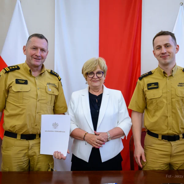 Zdjęcie przedstawia uczestników uroczystości podpisania umów