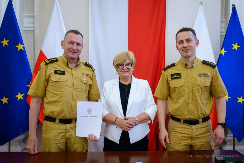 Zdjęcie przedstawia uczestników uroczystości podpisania umów