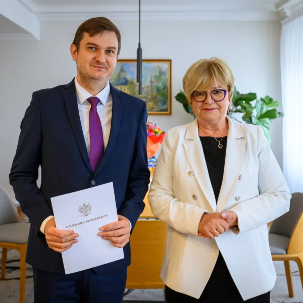 Zdjęcie przedstawia wojewodę i konsultanta wojewódzkiego
