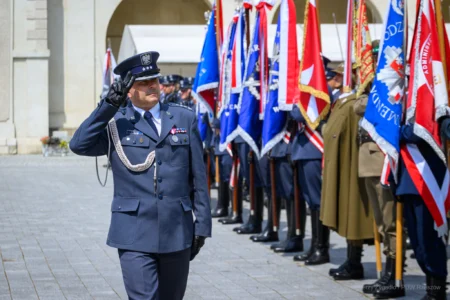 Zdjęcie przedstawia uczestników święta ŚŁużby WIęziennej